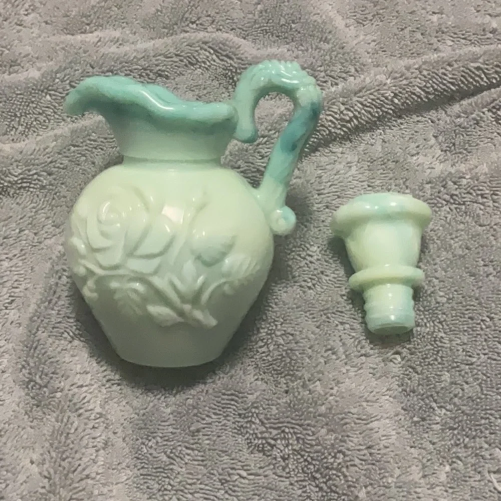 Avon Skin-So-Soft Empty Bottle Light Blue with Lid. Great for collecting
